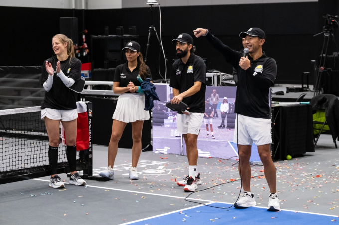 Bốn thành viên của Pickle Breakers hoàn thành trận đấu pickleball kéo dài 49 tiếng tại bang Texas, Mỹ vào sáng 1/12. Ảnh: Ashley Langford