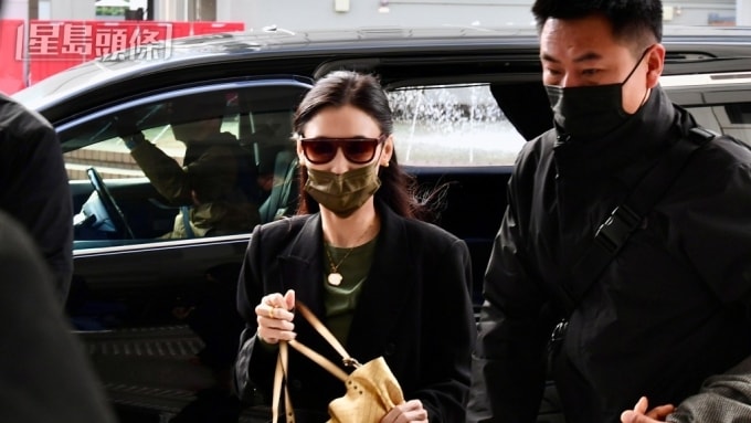 Bá Chi đeo khẩu trang, từ chối trả lời phỏng vấn khi đến tòa án. Ảnh: St Headline