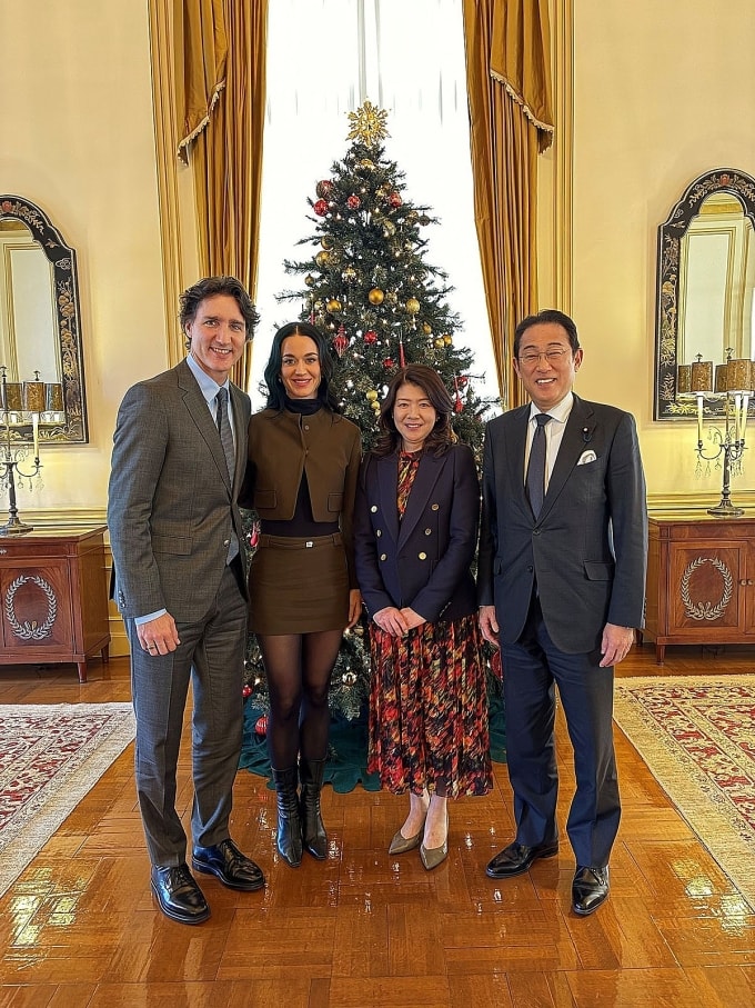 Katy Perry và người yêu chụp hình vợ chồng cựu Thủ tướng Nhật Fumio Kishida bên cây thông Noel. Ảnh: X/ Fumio Kishida