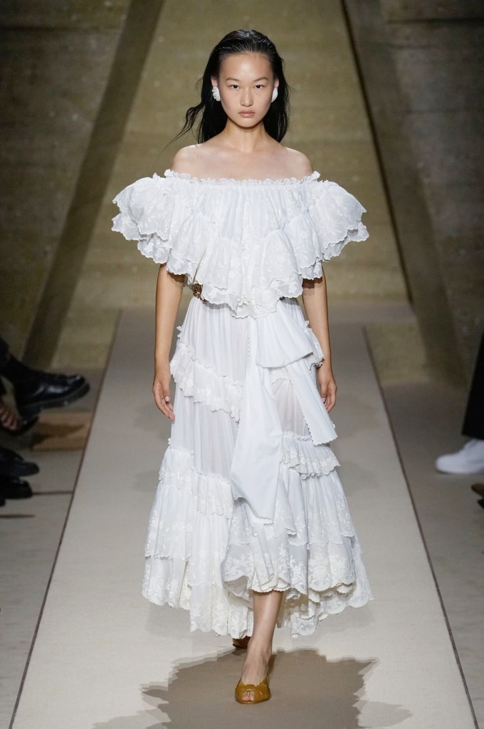 Sắc trắng đục Cloud Dancer đã xuất hiện trong nhiều bộ sưu tập Xuân Hè 2026 từ tháng 9. Ảnh: Gorunway