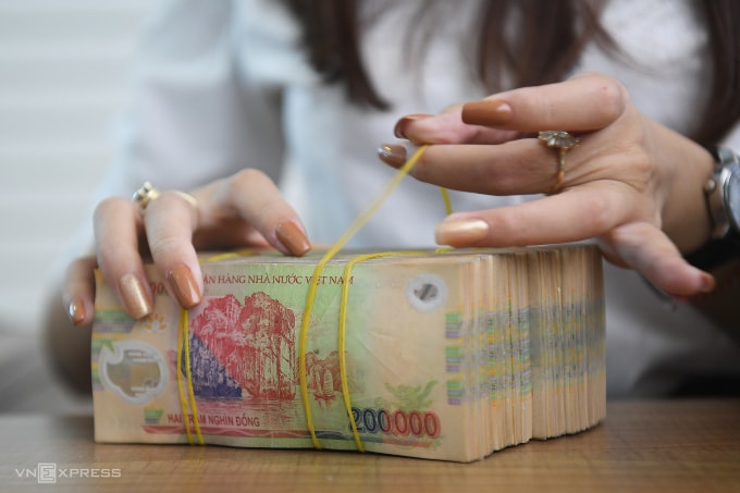 Giao dịch tại ngân hàng thương mại. Ảnh: Giang Huy