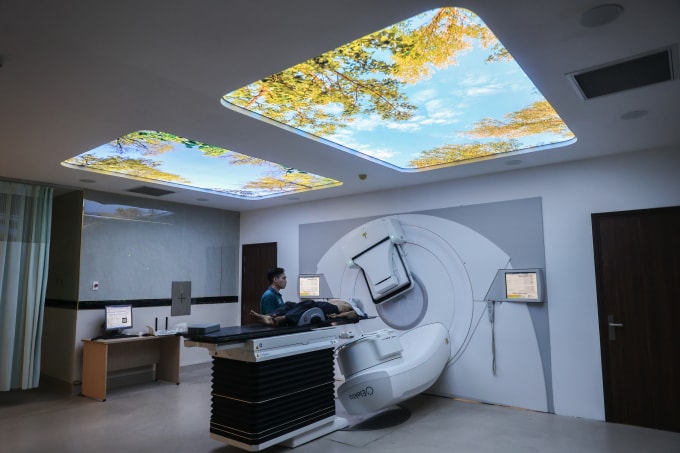 Xạ trị cho bệnh nhân ung thư tại Bệnh viện Ung Bướu TP HCM cơ sở 2. Ảnh: Quỳnh Trần