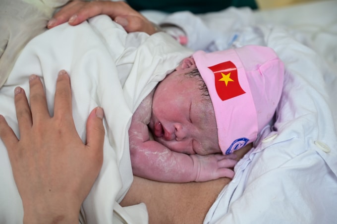 Bé gái chào đời đúng ngày Quốc Khánh 2/9 tại bệnh viện Phụ sản Trung Ương. Ảnh: Giang Huy