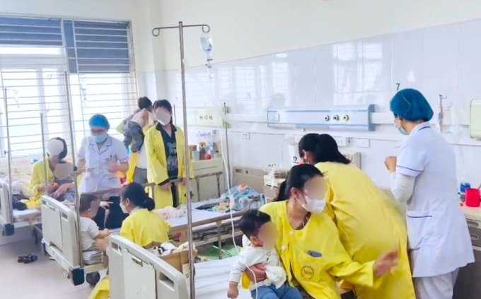 Nhiều trẻ nhập viện điều trị do mắc cúm tại Bệnh viện Bệnh Nhiệt đới Trung ương. Ảnh: Bệnh viện Bệnh Nhiệt đới Trung ương