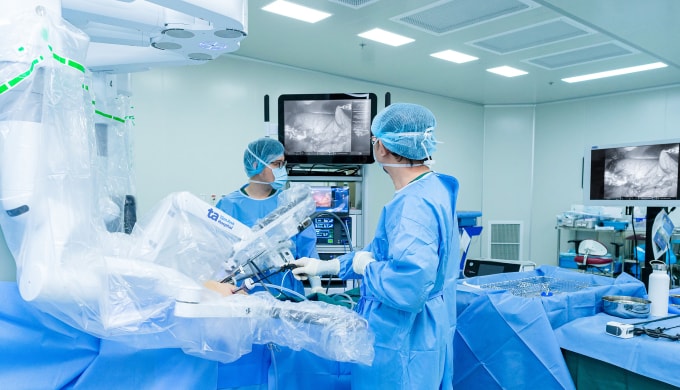 Cánh tay robot hỗ trợ bác sĩ Hùng phẫu thuật cho bà Thanh. Ảnh: Bệnh viện Đa khoa Tâm Anh