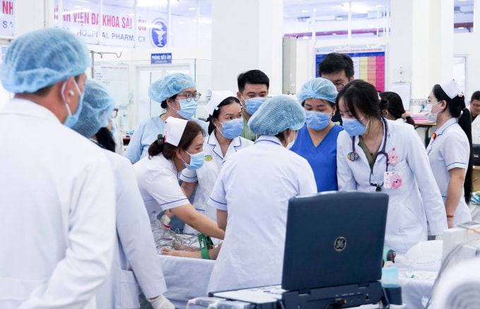 Các y bác sĩ cấp cứu bệnh nhân tại Bệnh viện Đa khoa Sài Gòn rạng sáng nay. Ảnh: Bệnh viện cung cấp