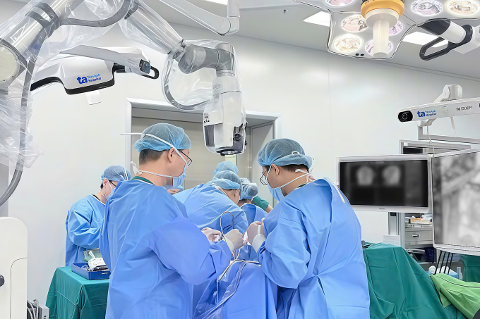 Ê-kíp phẫu thuật lấy khối máu tụ cấp cứu đột quỵ cho ông An bằng robot Modus V Synaptive. Ảnh: Bệnh viện Đa khoa Tâm Anh