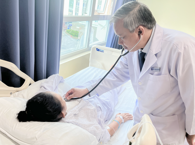 Bác sĩ Khang khám cho bệnh nhân trước lúc xuất viện. Ảnh: Hạ Vũ