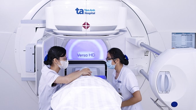 Người bệnh được điều chỉnh tư thế trước khi xạ bằng máy xạ trị gia tốc tuyến tính Versa HD. Ảnh: Bệnh viện Đa khoa Tâm Anh