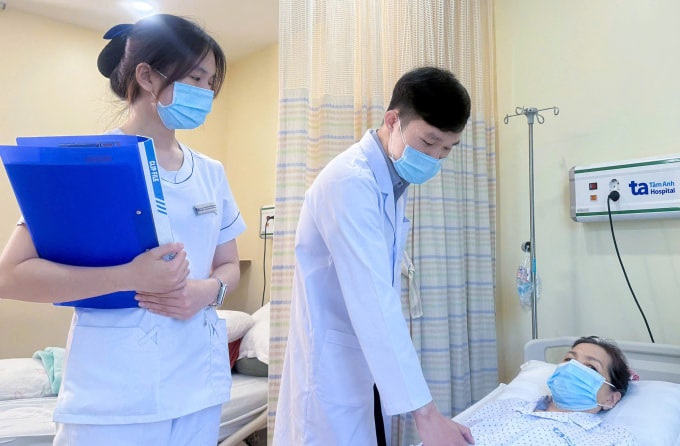 Bác sĩ khám cho bà Thanh sau ca phẫu thuật. Ảnh: Bệnh viện Đa khoa Tâm Anh