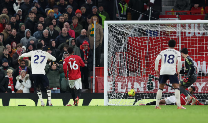 Soungoutou Magassa (số 27) sút vào lưới trống ấn định tỷ số hòa. Ảnh: Reuters