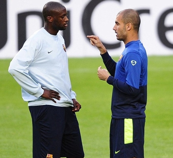 Guardiola chỉ bảo Toure trong một buổi tập tại Barca. Ảnh: AP