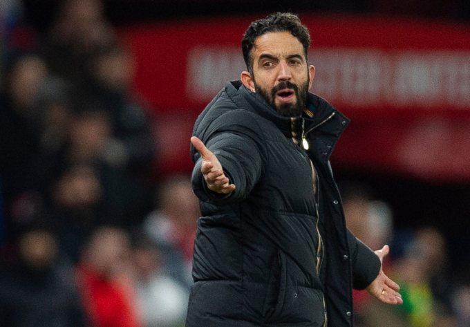 HLV Ruben Amorim chỉ đạo trong trận Man Utd hòa West Ham 1-1 trên sân Old Trafford, thành phố Manchester, Vương quốc Anh, vòng 14 Ngoại hạng Anh tối 5/12/2025. Ảnh: EPA