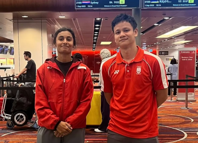 Danisha Mathialaga (trái) và HLV Muhamad Ridhwan. Ảnh: SBF