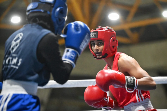 Danisha Mathialagan (phải) thi đấu chung kết hạng 48kg nữ tại Giải vô địch boxing Singapore 2025. Ảnh: TST