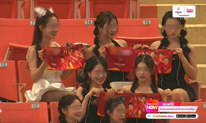 Nhóm cổ động viên quảng cáo cá độ ngồi trên khán đài A sân Rajamangala ở Bangkok, Thái Lan trong trận Việt Nam thắng Lào 2-1 ở lượt ra quân bảng B bóng đá nam SEA Games 33, vào ngày 3/12/2025. Ảnh: Chụp màn hình