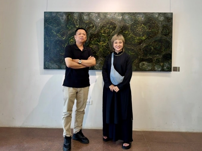 Chị Hoa và giảng viên hướng dẫn bên sản phẩm tốt nghiệp. Ảnh: Nhân vật cung cấp