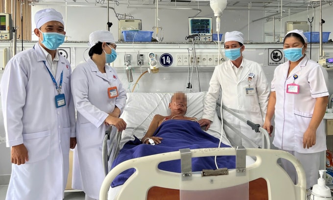 Các y bác sĩ vui mừng sau khi cứu được bệnh nhân.  Ảnh: Kim Nguyễn