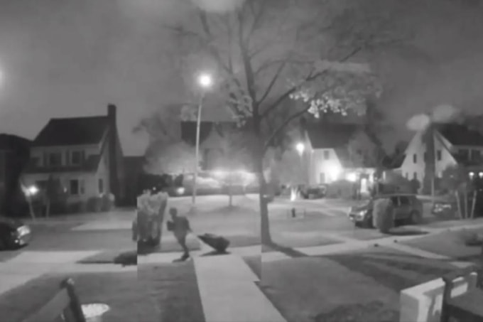 Camera giám sát ghi lại cảnh nghi phạm kéo túi đựng xác trên phố lúc 4h30. Ảnh: Nypost