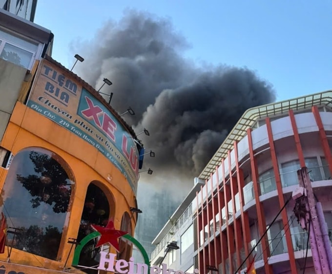 Khói lửa bao trùm quán ăn ở đường Trần Hưng Đạo khiến 5 người mắc kẹt. Ảnh: Minh Hoàng