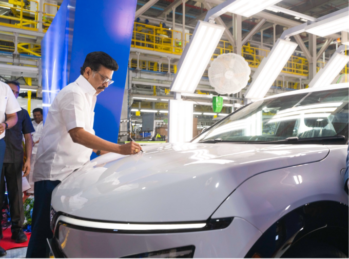 Đại diện chính quyền Ấn Độ ký tên vào chiếc VinFast đầu tiên xuất xưởng tại nhà máy, hôm 4/8. Ảnh: VinFast