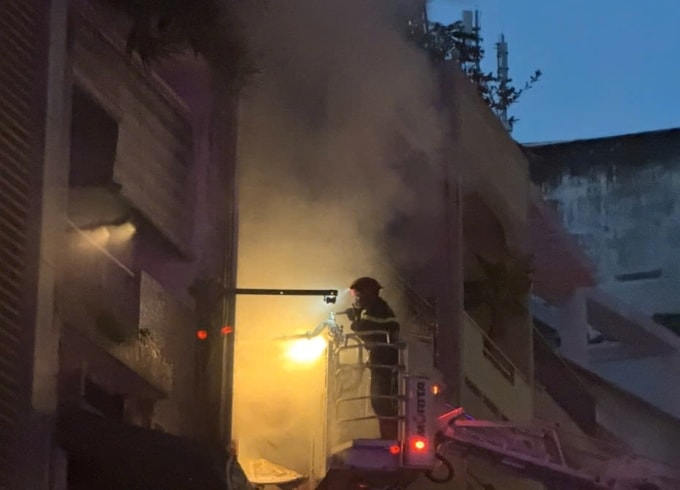 Xe thang giương cao để lính cứu hoả cứu người mắc kẹt ở lầu 1 và dập lửa. Ảnh: Minh Hoàng