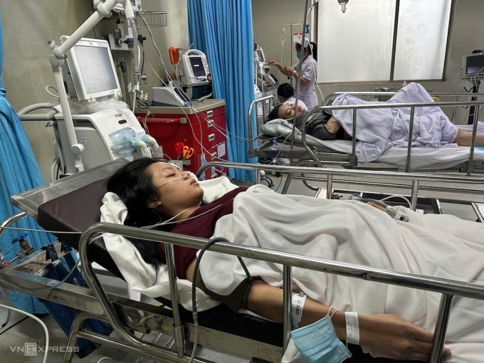 Chị Ngọc Khuê nằm điều trị ở Bệnh viện Gia Định kể lại sự việc. Ảnh: Lê Tuyết