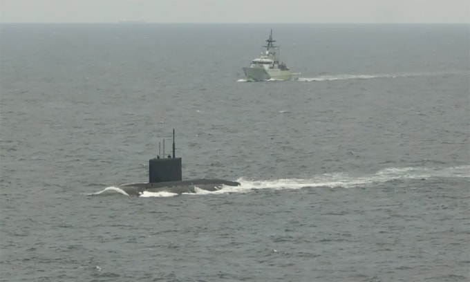 Chiến hạm Anh theo sau một tàu ngầm Nga đi nổi khi qua eo biển Manche trong ảnh công bố ngày 2/7. Ảnh: Hải quân Anh