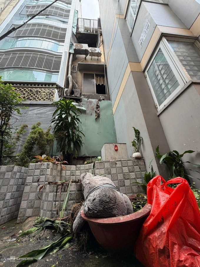 Phía sau quán ăn bị cháy và nơi hai Khuê và Trinh nhảy xuống thoát thân. Ảnh: Thanh Tùng