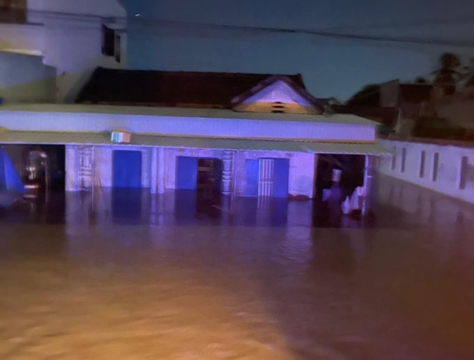 Nhiều hộ dân gần quốc lộ 1A qua phường Hàm Thắng bị ngập hơn nửa nhà. Ảnh: Người dân cung cấp