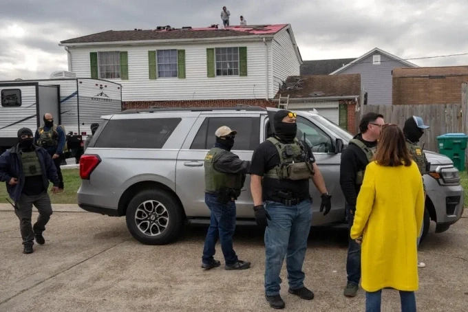 Đặc vụ liên bang có mặt trước căn nhà của Vallotton, truy bắt những người thợ trên mái. Ảnh: AFP