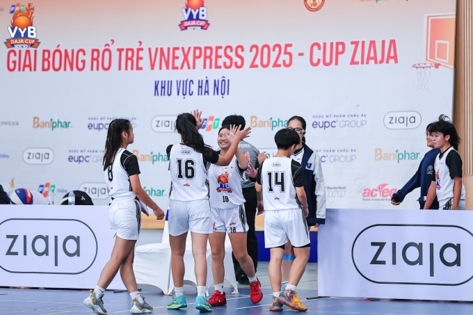 Đội nữ THPT Phan Đình Phùng mừng chiến thắng trước THPT Việt Đức tại bán kết ngày 30/11. Ảnh: VYB