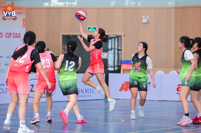 Pha lên rổ của Lý Hà My - Vinschool The Harmony (áo hồng) trong trận bán kết với Vinschool Smart City. Ảnh: VYB