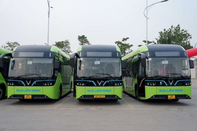 Các mẫu bus điện VinFast do Liên Ninh vận hành tuyến cố định tại Hà Nội. Ảnh: Tuấn Vũ
