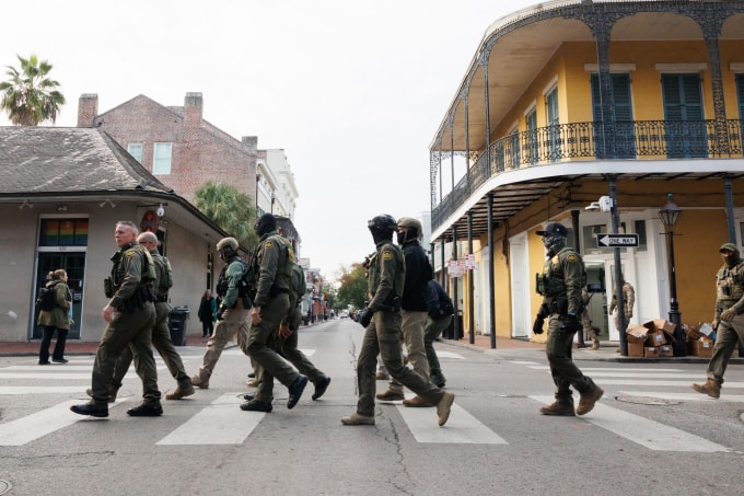 Đặc vụ liên bang tuần hành tại trung tâm thành phố New Orleans, Mỹ. Ảnh: AFP