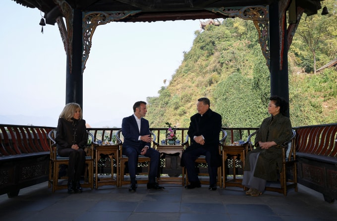 Từ trái qua phải: Đệ nhất phu nhân Pháp Brigitte Macron, Tổng thống Pháp Emmanuel Macron, Chủ tịch Trung Quốc Tập Cận Bình và phu nhân Bành Lệ Viện tại Đô Giang Yển, tỉnh Tứ Xuyên ngày 5/12. Ảnh: AFP