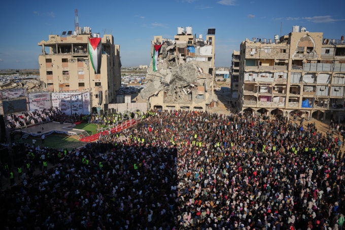 Hàng nghìn người dân tới xem lễ cưới tập thể ở Khan Younis, Dải Gaza, hôm 2/12. Ảnh: AP