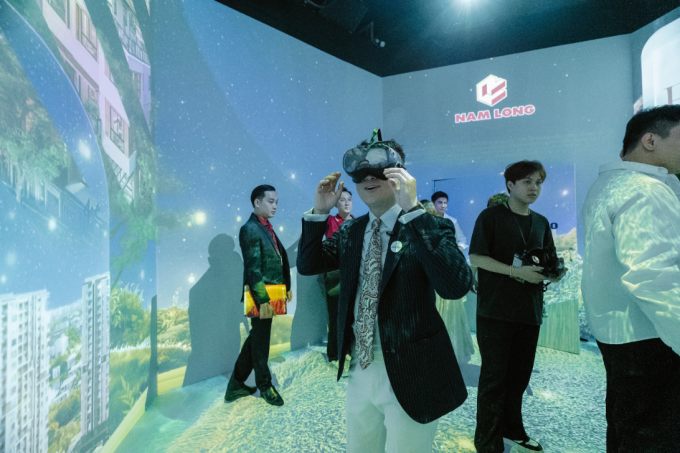 Khách tham quan tìm hiểu dự án bằng công nghệ. Ảnh: Nam Long