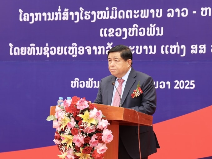 Phó thủ tướng Nguyễn Chí Dũng phát biểu tại lễ khánh thành và bàn giao công trình Bệnh viện Hữu nghị Lào - Việt Nam tại tỉnh Houaphanh ngày 4/12. Ảnh: VGP