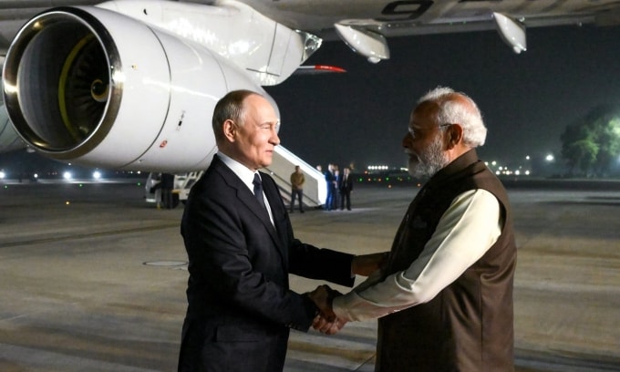 Thủ tướng Ấn Độ Narendra Modi và Tổng thống Nga Vladimir Putin tại sân bay quốc tế Indira Gandhi, New Delhi, đêm 4/12. Ảnh: AFP