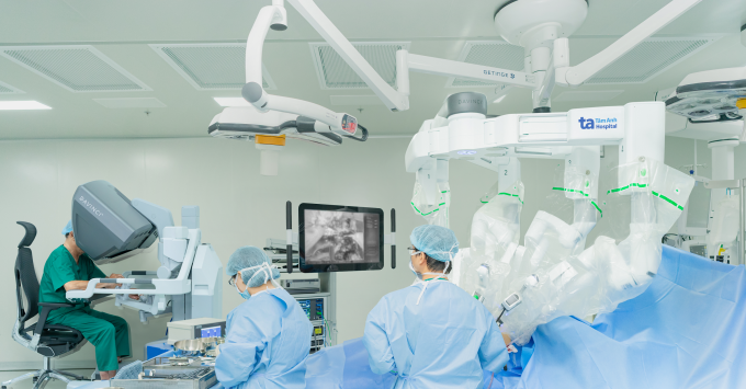 Bác sĩ tham gia phẫu thuật với robot Da Vinci Xi. Ảnh: Bệnh viện Đa khoa Tâm Anh