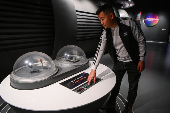 Du khách trải nghiệm thí nghiệm thực tế về việc truyền âm trong môi trường chân không. Ảnh: Giang Huy