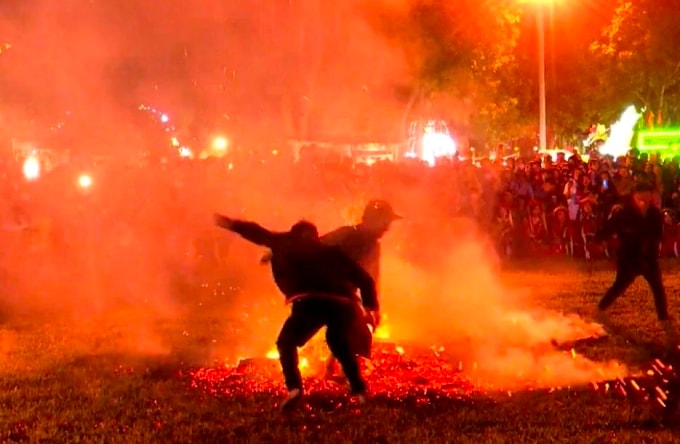 Khi thần linh nhập vào các học trò, họ sẽ ra bốc than hồng tung lên, tạo thành các vũ điệu nhảy lửa rất đẹp mắt.