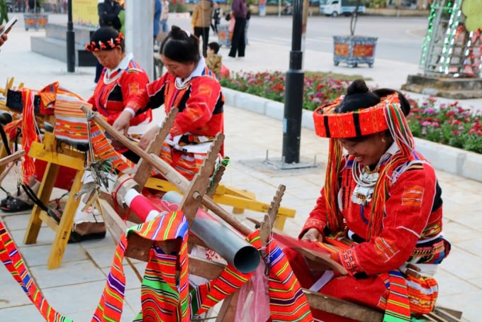 tài dệt trang phục của phụ nữ Pà Thẻn.