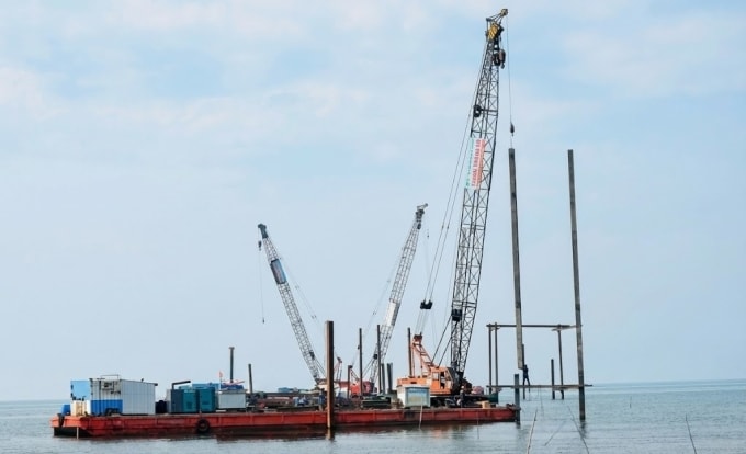 Điện lực An Giang dựng tạm đường dây trên không khôi phục điện cho Phú Quốc. Ảnh: Dương Đông