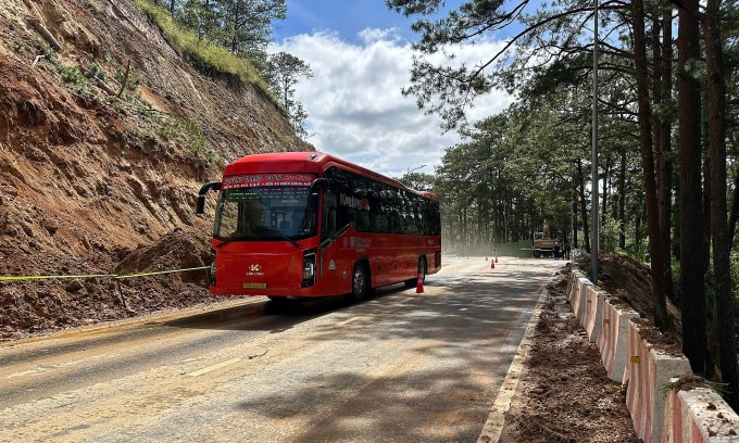 Xe chạy qua đèo Prenn ở khu vực từng sạt lở, sáng 5/12. Ảnh: Hoài Thanh
