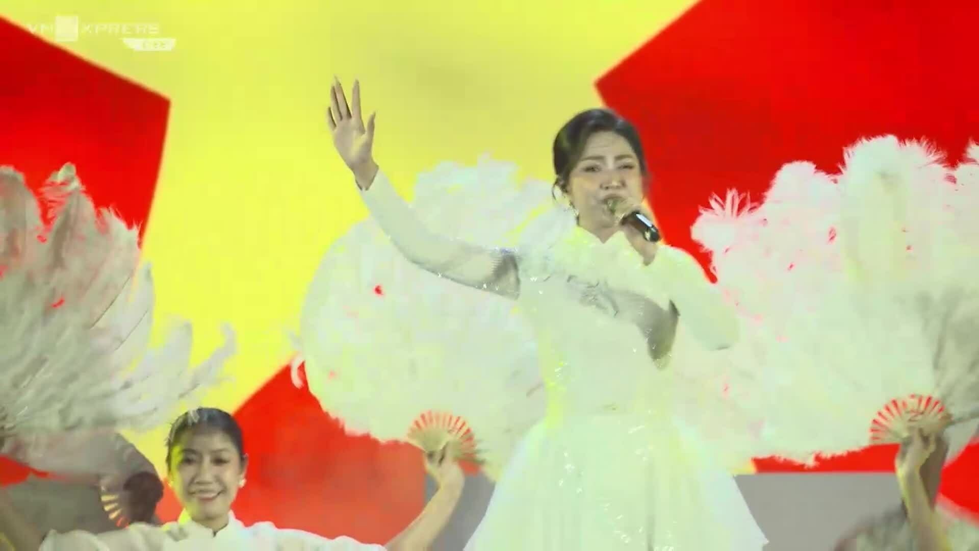 Duyên Quỳnh trình diễn ca khúc 'Viết tiếp câu chuyện hòa bình'