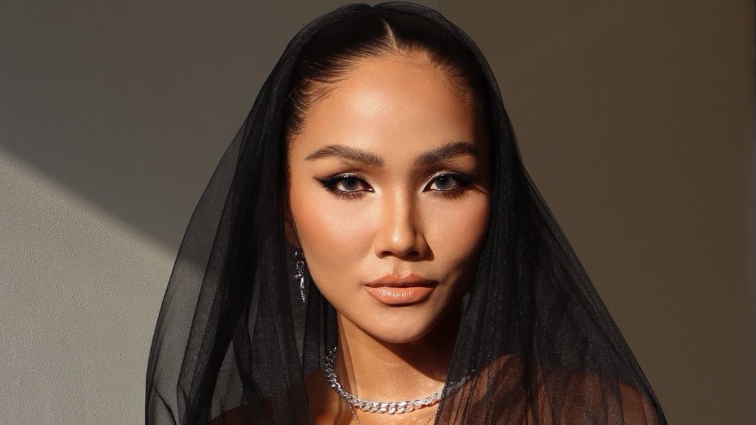 H'Hen Niê tái xuất thảm đỏ sau sinh con đầu lòng