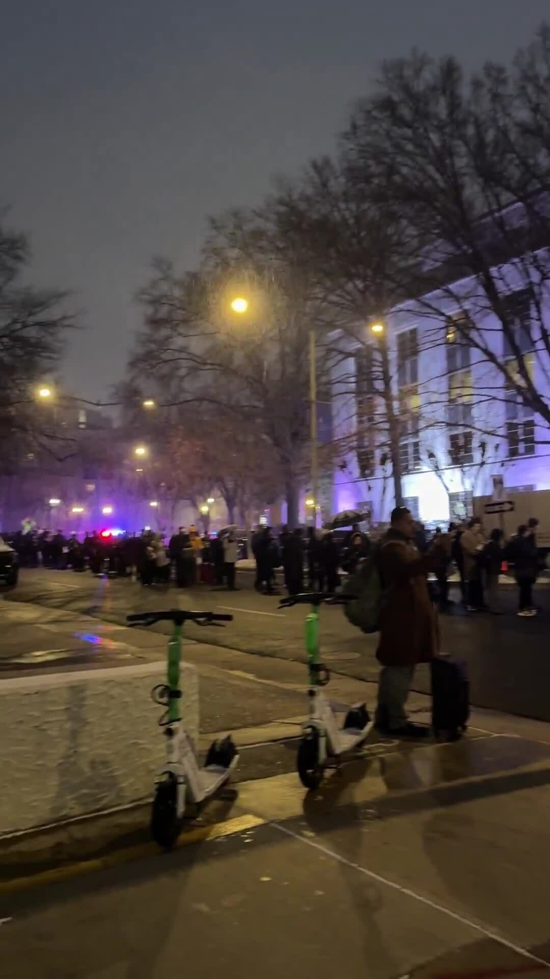 Dòng người xếp hàng dài dưới mưa tuyết chờ vào dự lễ bốc thăm World Cup 2026