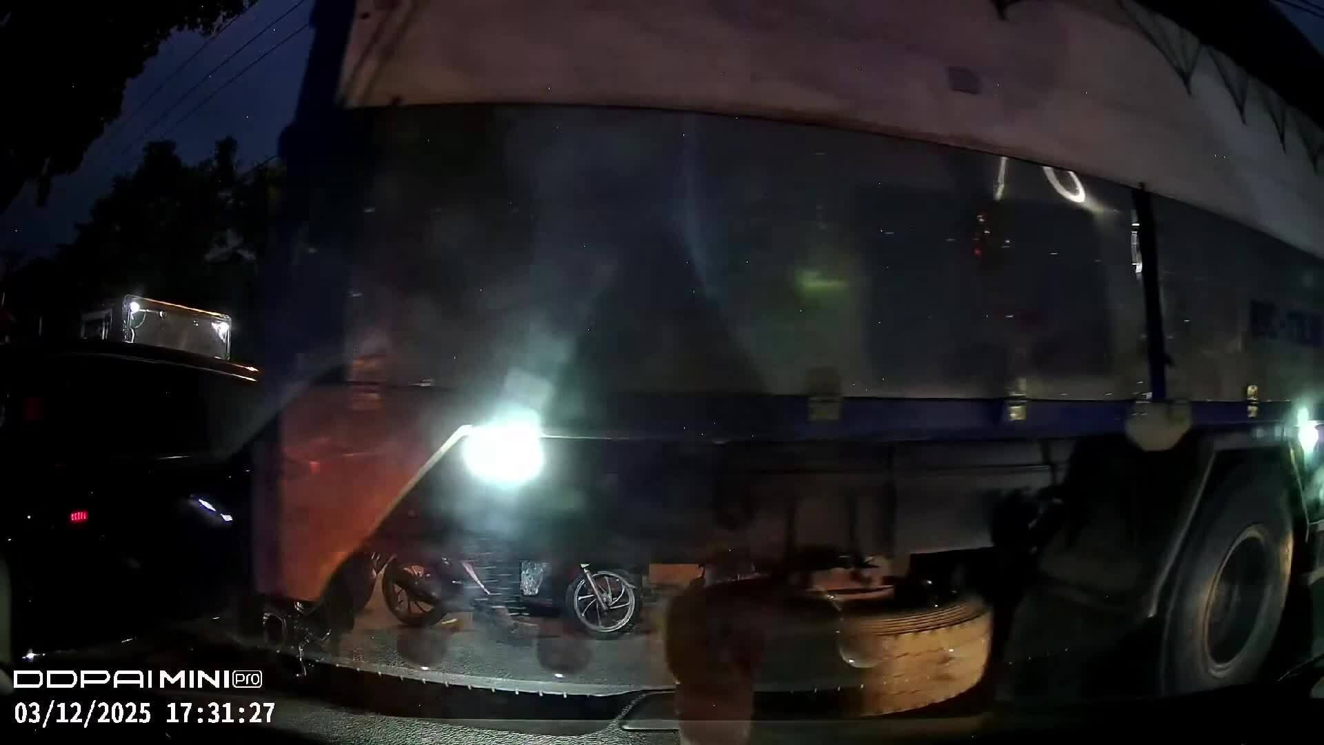 Xe tải lùi ủi bẹp xe con